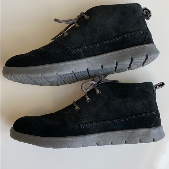 UGG Canoe Suede II Boys Sz 4 (Big Kid) - Picture 2 of 11